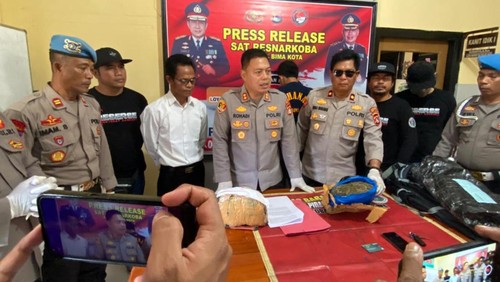 Kapolres Bima Kota AKBP Rohadi (tengah), Kasat Narkoba AKP Thamrin (baju putih), dan Kabag Ops Kompol Nusra Nugraha (Kacamata) saat jumpa pers penangkapan bandar membawa 1,8 kilogram ganja. (IST)