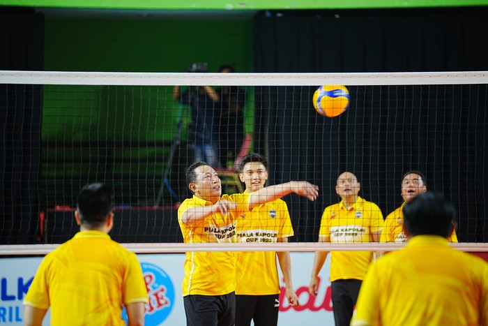 Kapolri Jenderal Listyo Sigit Prabowo mengikuti fun match di Pertandingan Bola Voli Putra-Putri Kapolri Cup 2023, GOR Bulungan, Kebayoran Baru, Jakarta Selatan, Senin (14/8/2023).