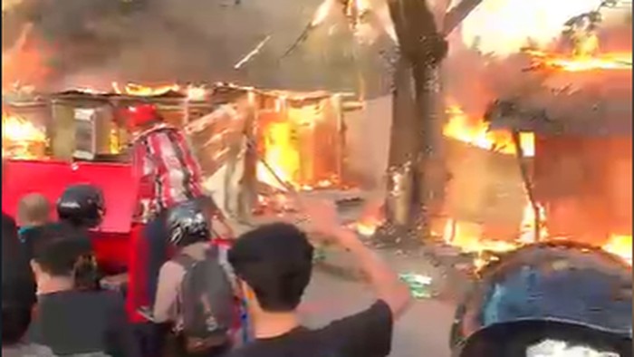 Kebakaran lapak pedagang di GOR Sudiang, Makassar.
