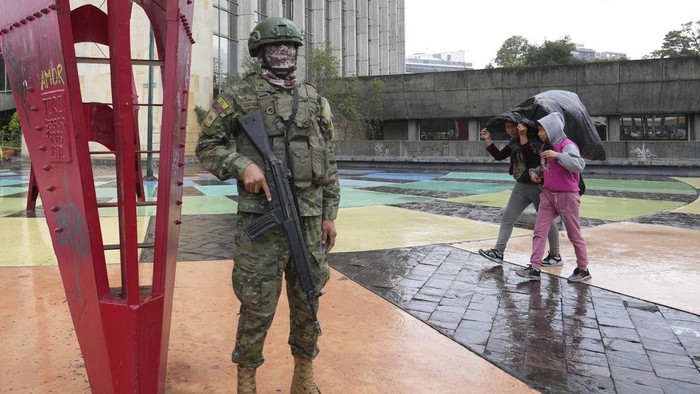 Kegiatan Pemilu Ekuador Dijaga Ketat Buntut Penembakan Calon Presiden Soldiers guard the area near Ecuador TV, where the presidential debate will be held in Quito, Ecuador, Sunday, Aug. 13, 2023. Security around election activities has heightened after the recent murder of presidential candidate Fernando Villavicencio. (AP Photo/Dolores Ochoa)