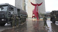 Tentara menjaga area dekat kantor TV Ekuador, tempat debat presiden akan diadakan di Quito, Ekuador, Minggu (13/8/2023).  