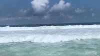 Ombak di Pantai Watu Lawang tidak terlalu besar, maka dari itu pantai ini cocok digunakan untuk bermain air.