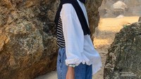 Setiap pengunjung yang akan memasuki Pantai Watu Lawang sebelah timur, melewati karang tersebut.