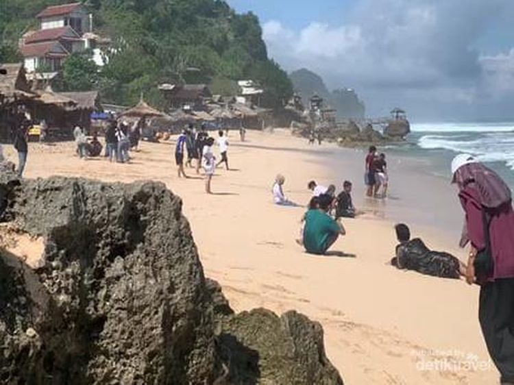 Pantai Watu Lawang Jogja, Indah Banget!