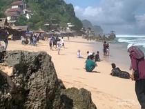 Pantai Watu Lawang Jogja, Indah Banget!
