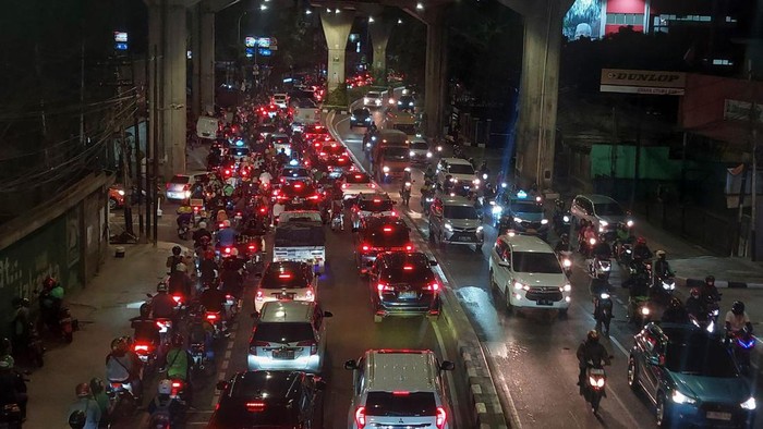 Kemacetan di Jalan Wolter Monginsidi arah Tendean Jaksel imbas kebakaran halte TransJakarta, Senin (14/8/2023) malam.