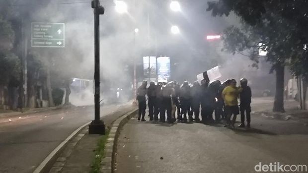 Aksi blokir jalan yang dilakukan warga Dago Elos, Kota Bandung semakin mencekam, Senin(14/8/2023).  Polisi yang mencoba membubarkan kerumunan malah dipukul mundur usai mendapat perlawanan dari warga.