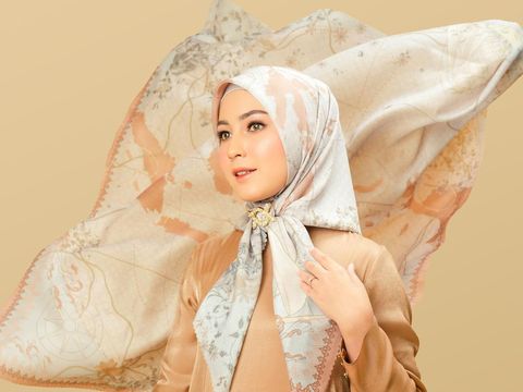 Klamby mengeluarkan koleksi Archipelago Scarf, dalam rangka menyambut Hari Kemerdekaan Indonesia yang ke-78. Koleksi tersebut menggambarkan kekayaan dan keunikan budaya Indonesia.