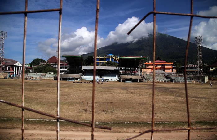 Kondisi Stadion Gelora Kie Raha di Kota Ternate, Maluku Utara, Senin (14/8/2023). Pemerintah setempat akan merenovasi stadion berkapasitas 15 ribu penonton itu pada Oktober mendatang dengan anggaran sekitar Rp63 miliar  yang akan menjadi markas sementara Malut United FC dan menjadi salah satu proyek strategis pemerintah daerah. ANTARA FOTO/Andri Saputra/rwa.
