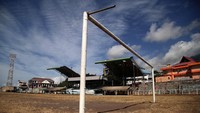Kondisi Stadion Gelora Kie Raha di Kota Ternate, Maluku Utara, Senin (14/8/2023). Tampak sejumlah fasilitas stadion yang berdiri sejak 1958 itu rusak.  