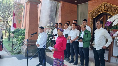 Konferensi pers Gubernur Bali Wayan Koster (kanan) dan Utusan Khusus Presiden Bidang Pengentasan Kemiskinan dan Ketahanan Pangan Muhammad Mardiono (kiri) di rumah jabatan Gubernur Bali, Senin (14/8/2023). (Foto: Rizki Setyo Samudero/detikBali)