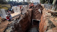Di lokasi, terdapat proyek galian yang memakan satu lajur jalan. 