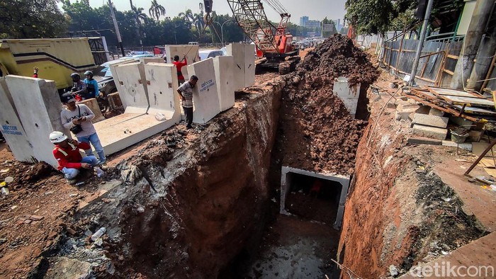 Lalin Jalan RA Kartini, Lebak Bulus, Jakarta Selatan, macet pada hari Senin (14/8/2023) pukul 10.15 WIB. Di lokasi, terdapat proyek galian yang memakan satu lajur jalan.