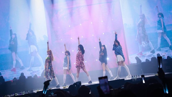 Foto-foto Konser Tur LE SSERAFIM FLAME RISES di Seoul