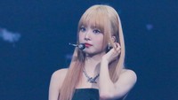 Potret Hong Eun Chae saat bertatapan langsung dengan FEARNOT (fans LE SSERAFIM) dari atas panggung. (Foto: dok. Source Music)