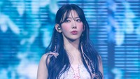 Sakura lagi ngelirik apa tuh? (Foto: dok. Source Music)