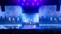 Panggung konser FLAME RISES terlihat megah dengan LED dan efek lampu dramatis. (Foto: dok. Source Music)