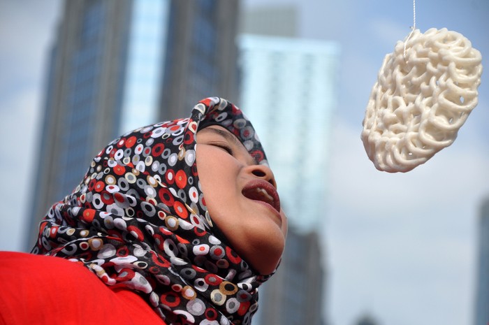 Lomba Makan Kerupuk