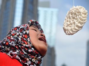 Ini Cerita Sedih di Balik Populernya Lomba Makan Kerupuk