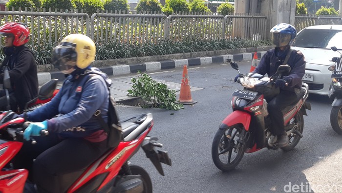 Lubang Jl Kapten P Tendean, Jaksel, 14 Agustus 2023, pagi. (Danu Damarjati/detikcom)