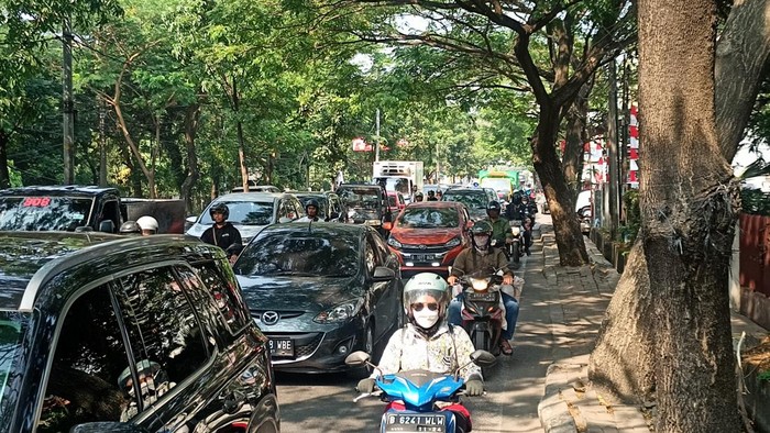Macet di Ciputat arah Jakarta pada Senin (14/8/2023)-(Adrial/detikcom)
