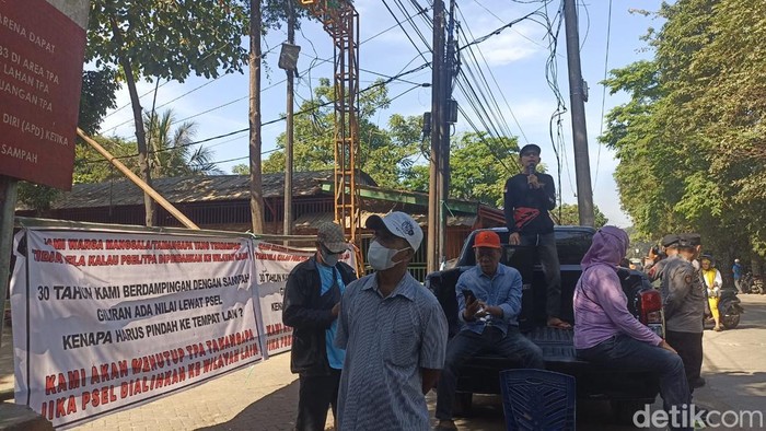 Demo penutupan TPA Antang, Kelurahan Tamangapa, Kecamatan Manggala, Makassar.