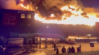 Suasana sesaat setelah mal terkena rudal kemudian terbakar.  