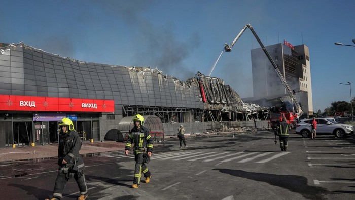 Rescuers work at a site of a shopping mall destroyed during a Russian military strike, amid Russia's attack on Ukraine, in Odesa, Ukraine August 14, 2023. REUTERS/Nina Liashonok