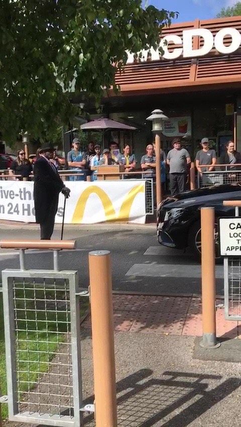 istri bawa mobil jenazah suami mampir ke drive thru McDonald's
