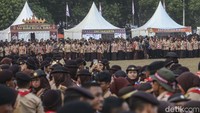 Sejumlah anggota Pramuka beraktivitas usai pembukaan acara Raimuna Nasional (Rainas) XII di Bumi Perkemahan dan Graha Wisata (Buperta) Cibubur, Jakarta, Senin (14/8/2023). 