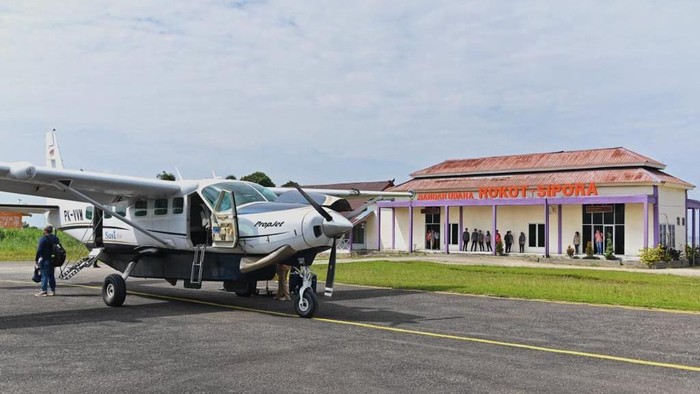 Bandara Rokot Mentawai sudah selesai dibangun dan hanya menunggu surat Sertifikat Bandar Udara (SBU) untuk izin terbangnya. Bandara ini akan menggantikan bandara lama yaitu Bandara Rokot Sipora yang sudah tidak memungkinkan dikembangkan lagi, karena dibatasi laut lepas.