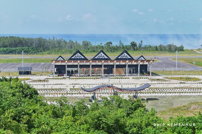 Bandara Rokot Mentawai sudah selesai dibangun dan hanya menunggu surat Sertifikat Bandar Udara (SBU) untuk izin terbangnya. Bandara ini akan menggantikan bandara lama yaitu Bandara Rokot Sipora yang sudah tidak memungkinkan dikembangkan lagi, karena dibatasi laut lepas.