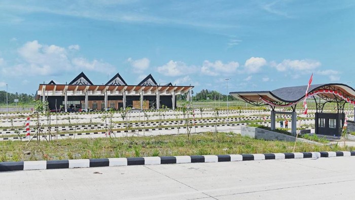 Bandara Rokot Mentawai sudah selesai dibangun dan hanya menunggu surat Sertifikat Bandar Udara (SBU) untuk izin terbangnya. Bandara ini akan menggantikan bandara lama yaitu Bandara Rokot Sipora yang sudah tidak memungkinkan dikembangkan lagi, karena dibatasi laut lepas.