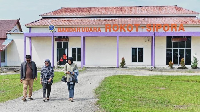 Menengok Bandara Baru di Mentawai yang Tinggal Tunggu Restu buat Operasi Bandara Rokot Mentawai sudah selesai dibangun dan hanya menunggu surat Sertifikat Bandar Udara (SBU) untuk izin terbangnya. Bandara ini akan menggantikan bandara lama yaitu Bandara Rokot Sipora yang sudah tidak memungkinkan dikembangkan lagi, karena dibatasi laut lepas.