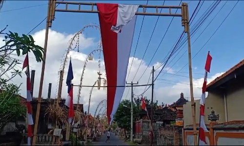 Meriah suasana hari Kemerdekaan RI di Desa Adat Pangi, Dawan, Klungkung, dengan pemasangan bendera sepanjang 600 meter, Senin (14/8/2023). (Putu Krista/detikBali)