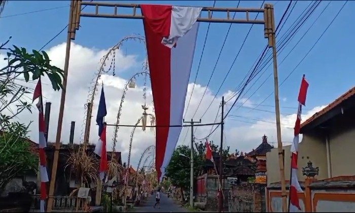 Meriah suasana hari Kemerdekaan RI di Desa Adat Pangi, Dawan, Klungkung, dengan pemasangan bendera sepanjang 600 meter, Senin (14/8/2023). (Putu Krista/detikBali)