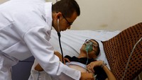 Dokter di RS Shuhada Al-Aqsa di Gaza mengatakan, panas ekstrem dan pemadaman listrik membuat mereka harus ekstra kerja keras merawat lebih banyak pasien.