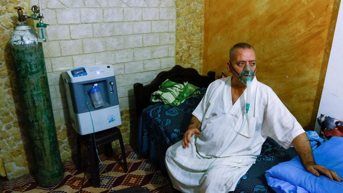 MIDEAST-WEATHER/GAZA-PATIENTS A Palestinian woman, Sabreen Abu Mustafa, struggles for breath outside her house in Khan Younis amid a heatwave in the southern Gaza Strip July 29, 2023. REUTERS/Ibraheem Abu Mustafa