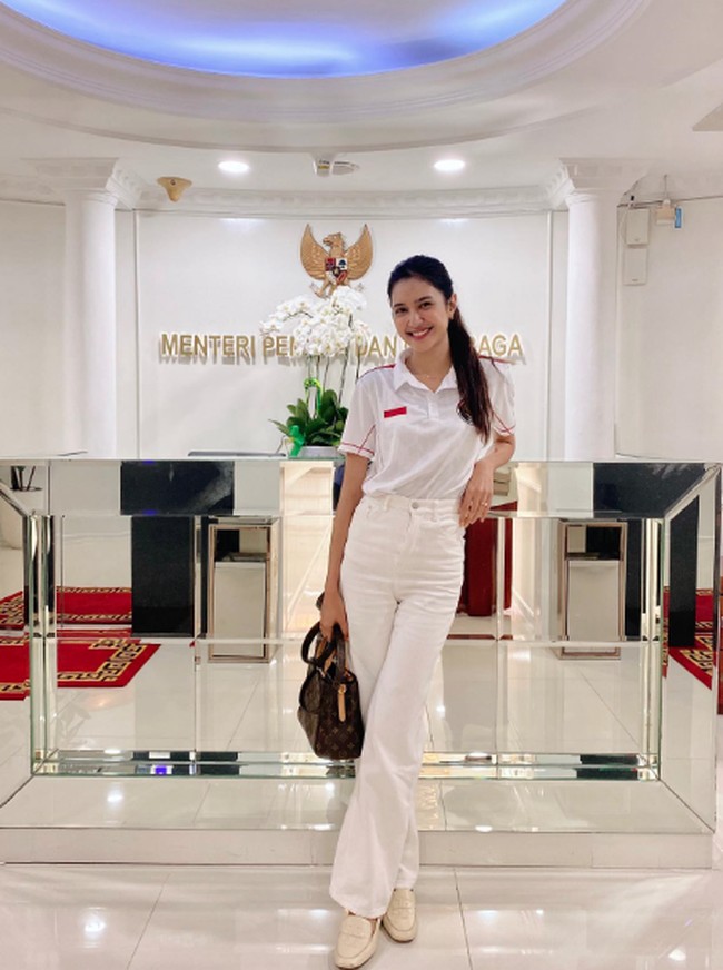 Pada hari pertamanya bekerja, Mikha Tambayong, ia tampil stylish dengan t-shirt dan high-waisted pants warna putih. “Hari pertama bertugas secara resmi sebagai Tenaga Ahli Komunikasi Publik @kemenpora — memberikan dukungan penuh kepada teman-teman dari Timnas Baseball Putri Indonesia yang akan berangkat untuk mengikuti BFA Women’s Baseball Asian Cup 2023,” tulis Mikha Tambayong di Instagram. Foto: Instagram @miktambayong