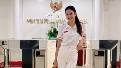 8 Gaya Stylish Mikha Tambayong Saat Bekerja di Kemenpora, Pakai Kaos Polos