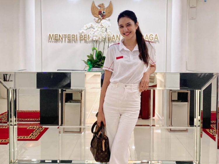 8 Gaya Stylish Mikha Tambayong Saat Bekerja di Kemenpora, Pakai Kaos Polos