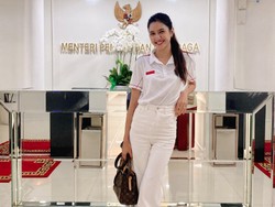 8 Gaya Stylish Mikha Tambayong Saat Bekerja di Kemenpora, Pakai Kaos Polos