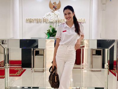 8 Gaya Stylish Mikha Tambayong Saat Bekerja di Kemenpora, Pakai Kaos Polos