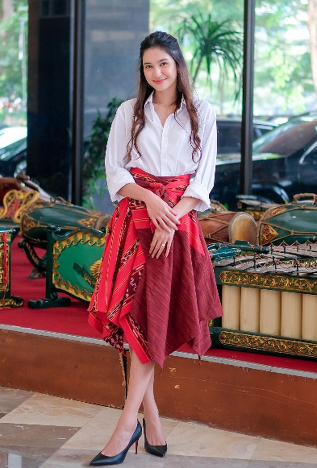 Ini gaya stylish Mikha Tambayong saat menjadi pembicara di acara Kemenpora. Ia terlihat anggun mengenakan setelan kemeja putih dan rok tenun ikat bernuansa maroon. Foto: Instagram @miktambayong