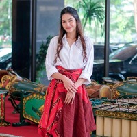 Ini gaya stylish Mikha Tambayong saat menjadi pembicara di acara Kemenpora. Ia terlihat anggun mengenakan setelan kemeja putih dan rok tenun ikat bernuansa maroon. Foto: Instagram @miktambayong