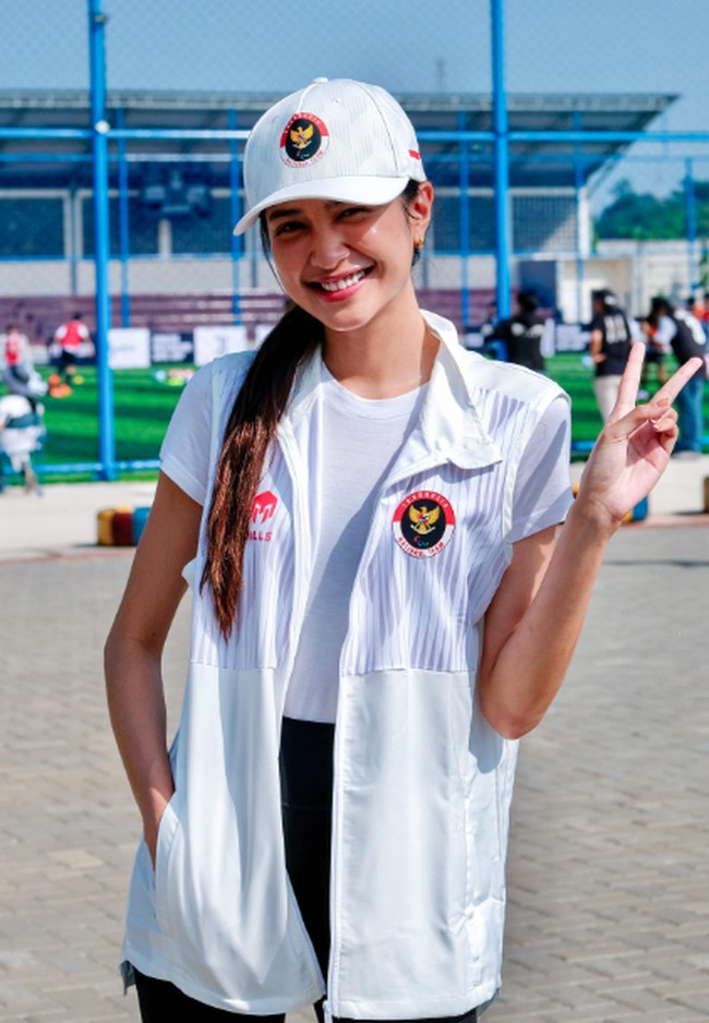 Ada pula momen di mana Mikha Tambayong tampil simple memakai kaos putih dan vest Kemenpora. Busana putih memang cocok dipakai saat hari yang panas. Foto: Instagram @miktambayong