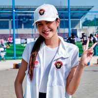 Ada pula momen di mana Mikha Tambayong tampil simple memakai kaos putih dan vest Kemenpora. Busana putih memang cocok dipakai saat hari yang panas. Foto: Instagram @miktambayong