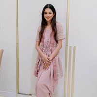 Penampilan anggunnya kali ini dilengkapi dengan sneakers yang santai. Terdapat sentuhan jarik yang tradisional pada gaun lace-nya. Foto: Instagram @miktambayong