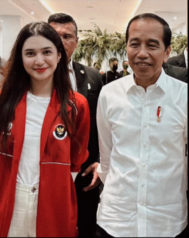 Mikha Tambayong juga membagikan momen saat bersama Presiden RI Joko Widodo. Mikha tampil sederhana mengenakan setelan baju putih dan jaket merah. Foto: Instagram @miktambayong