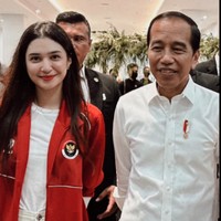 Mikha Tambayong juga membagikan momen saat bersama Presiden RI Joko Widodo. Mikha tampil sederhana mengenakan setelan baju putih dan jaket merah. Foto: Instagram @miktambayong